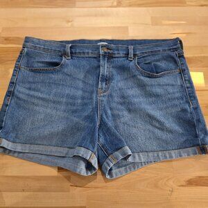 Old Navy Woman's shorts - size 16